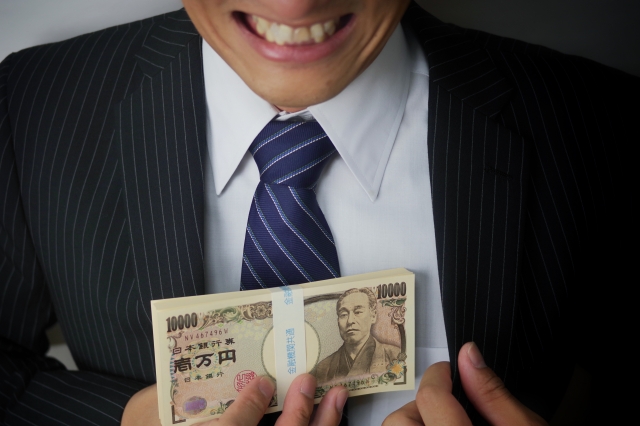 ヤミ金業者は金をせしめてほくそ笑む。韮崎市の弁護士や司法書士に無料相談する